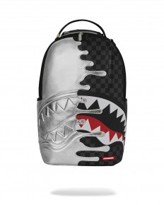 לצפייה במוצר תיק גב Sprayground כסוף מטלי בעיצוב נוזלי ומשבצות דאמייה שחור